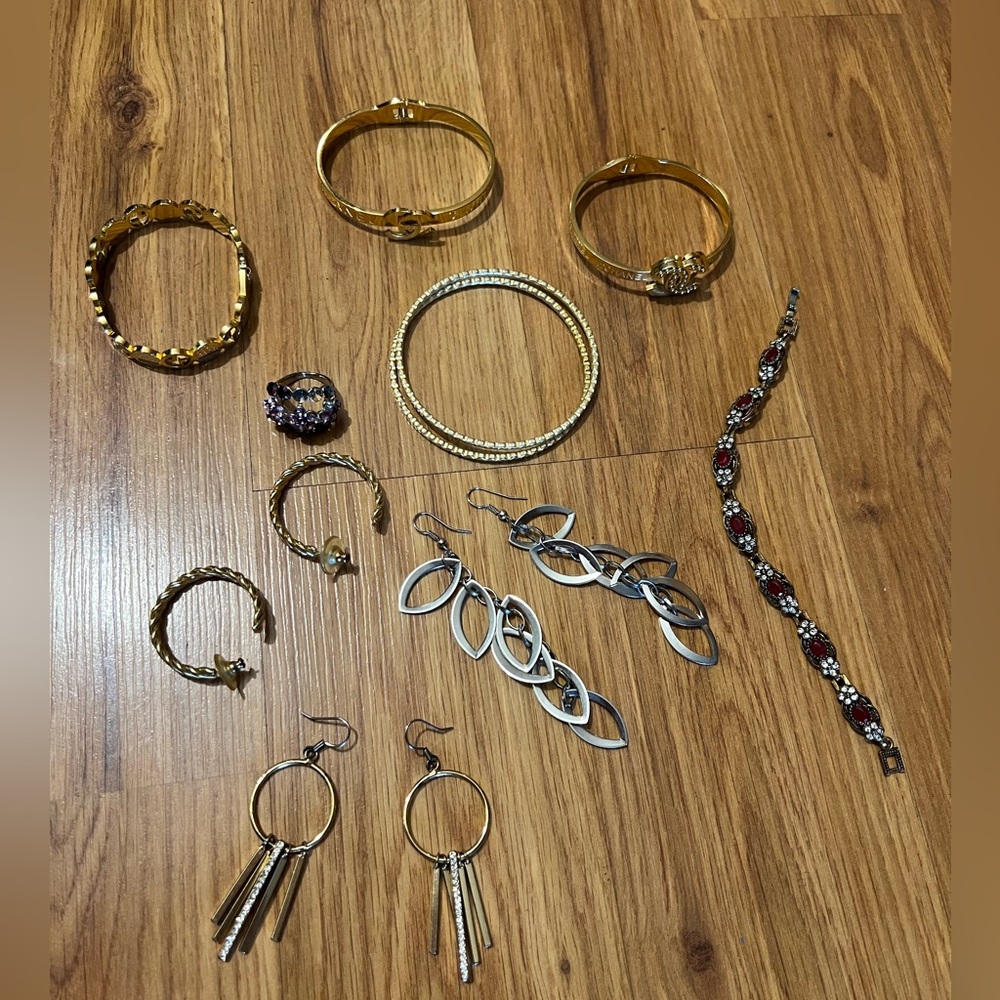 Lot’s of Accessories 4 bangles, 3 pairs of earings 1 ring and 1 flowery bracelet